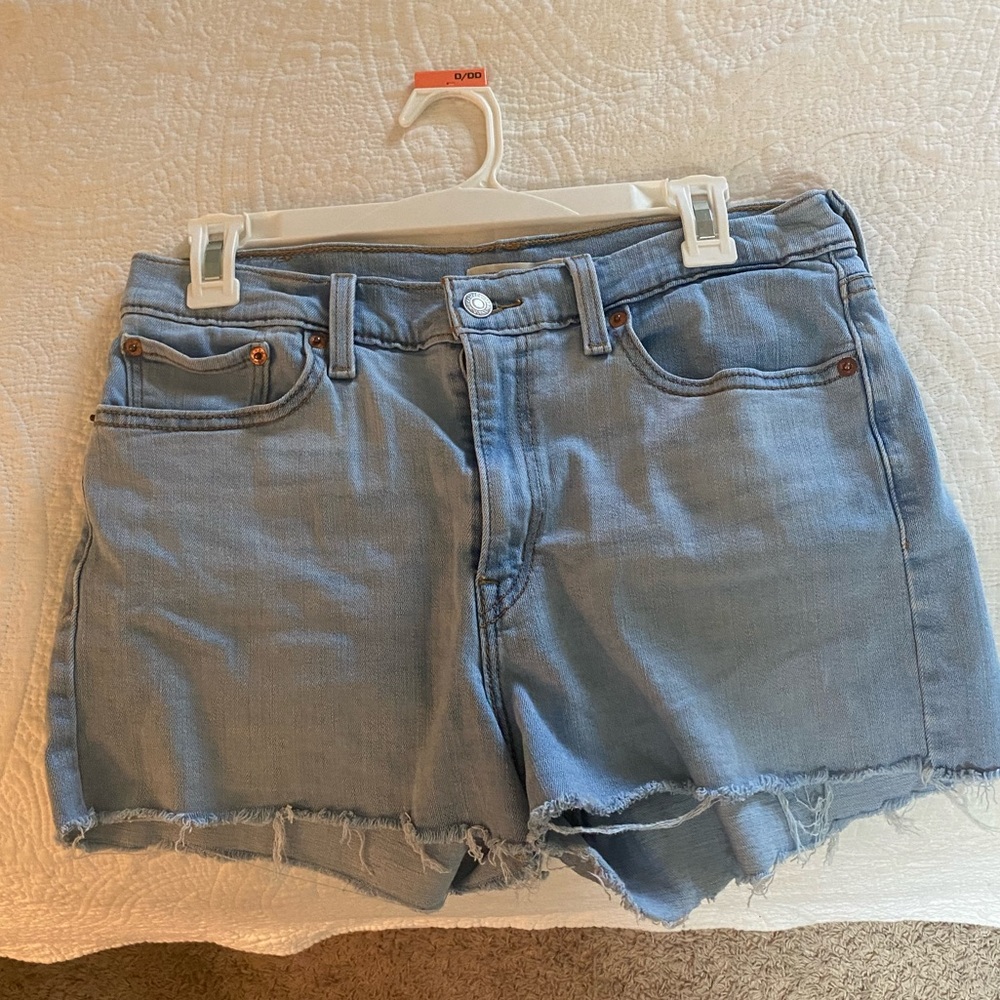Light wash Levi shorts